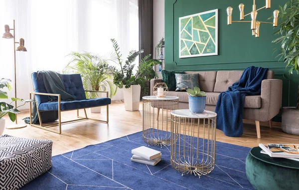 Design Interiéru Zelené Modré Obývacího Pokoje Koberec Konferenční Stolky Pohodlný — Stock fotografie