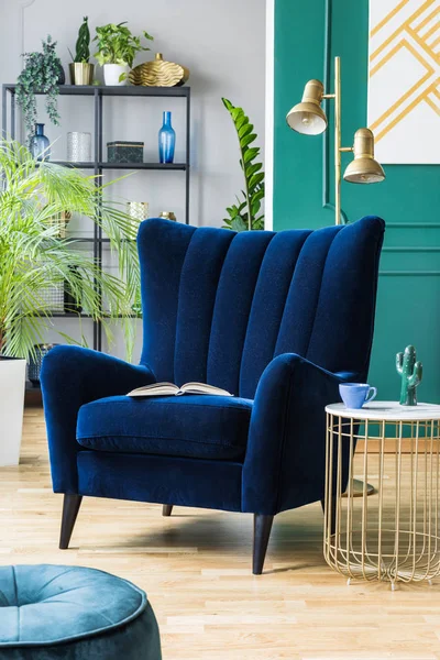 时尚咖啡桌旁的大舒适蓝色扶手椅 — 图库照片