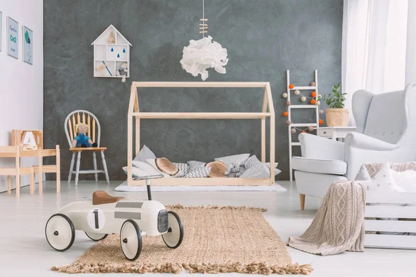 Auto Speelgoed Tapijt Naast Fauteuil Grijze Kid Slaapkamer Interieur Met — Stockfoto