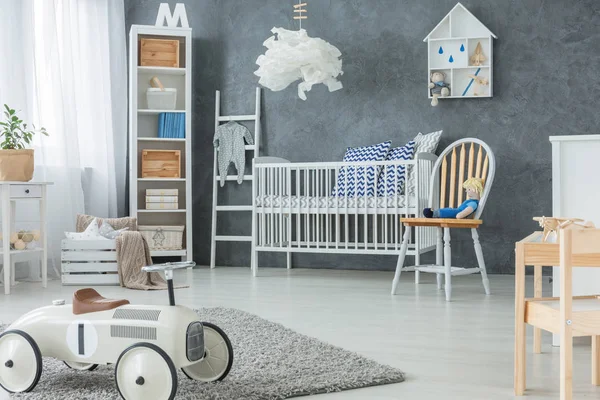 Stoel Naast Bed Onder Lamp Grijs Kid Slaapkamer Interieur Met — Stockfoto