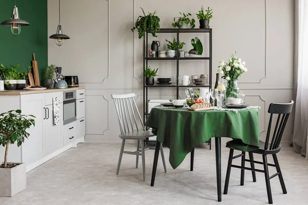 Elegante Cozinha Cinza Verde Com Café Manhã Mesa Redonda Sala — Fotografia de Stock