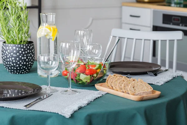 Brood Salade Plaat Wijn Glazen Tafel Bedekt Met Smaragd Groen — Stockfoto