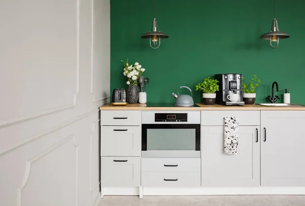 白い家具 コーヒー マシンと優雅な台所にコピー スペースを持つ空の緑の壁 — ストック写真