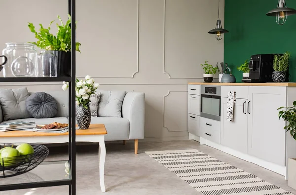 Lege Groene Muur Met Kopie Ruimte Elegante Keuken Met Witte — Stockfoto