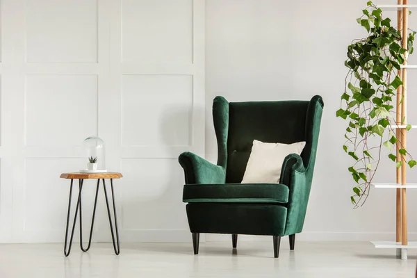 Weißes Kissen Auf Smaragdgrünem Sessel Modernen Wohnzimmerinterieur Mit Holztisch Und — Stockfoto