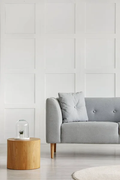 Couchtisch Aus Holz Neben Grauem Sofa Mit Kissen Weißem Elegantem — Stockfoto