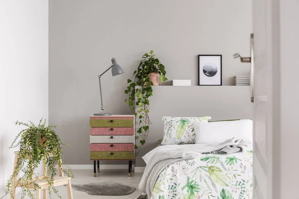 Stedelijke Jungle Grijs Scandinavische Slaapkamer Met Wabi Sabi Nachtkastje Bed — Stockfoto