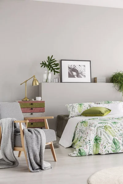灰色毯子在复古扶手椅在时尚的卧室内部与舒适的特大号床 真正的照片与复制空间在空墙 — 图库照片