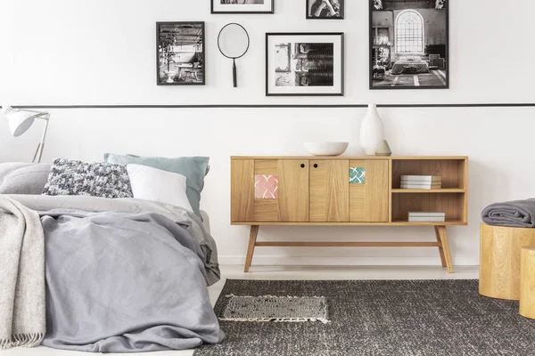 Armoire Bois Côté Lit Avec Draps Dans Intérieur Chambre Grise — Photo