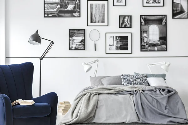Lámpara Junto Sillón Interior Del Dormitorio Blanco Con Galería Encima — Foto de Stock