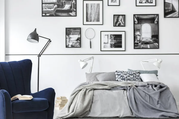 Lampe Côté Fauteuil Dans Intérieur Chambre Blanche Avec Galerie Dessus — Photo