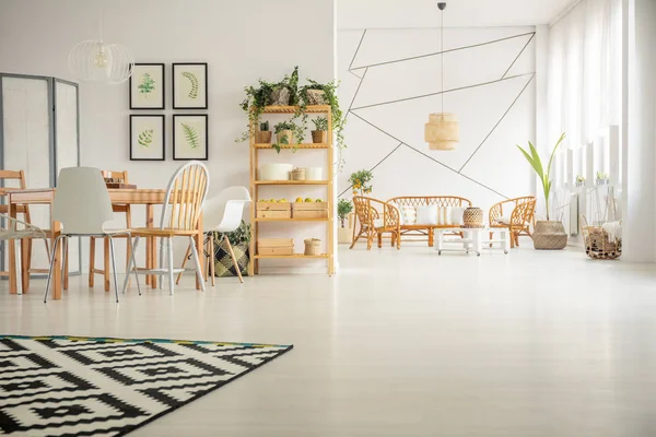 Geometrische Patroon Witte Muur Heldere Open Plan Interieur Met Houten — Stockfoto