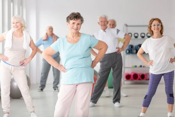 Groupe Aînés Heureux Pendant Entraînement Sportif Gymnase — Photo