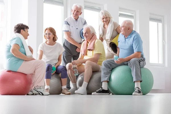 Angolo Basso Sugli Anziani Felici Sulle Palle Dopo Lezioni Ginnastica — Foto Stock