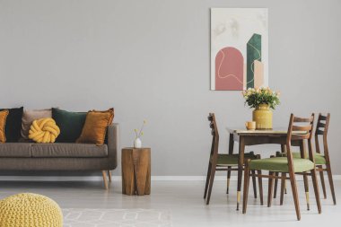 Vintage oturma ve yemek odası rahat ve retro sandalyeler