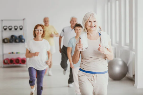 Gelukkig Senior Vrouw Met Handdoek Uitoefenen Tijdens Fitness Klassen Voor — Stockfoto