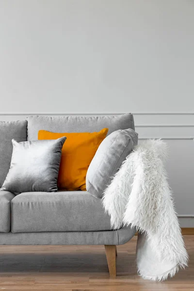 Orange Kudde Och Päls Grå Soffan Ljusa Minimal Lägenhet Interior — Stockfoto