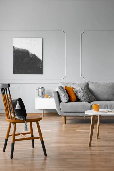 Chaise Près Table Dans Salon Gris Intérieur Avec Affiche Sur — Photo