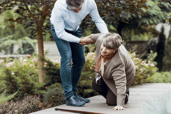 Mulher Mais Velha Levantando Com Ajuda Seu Filho — Fotografia de Stock
