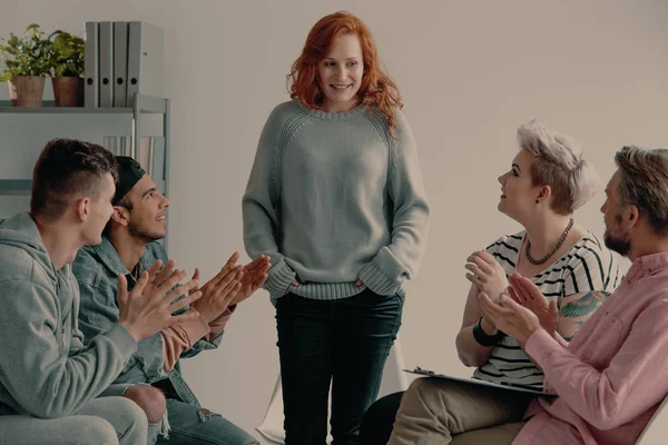 Groupe Jeunes Assis Dans Cercle Avec Leur Psychiatre Pendant Une — Photo