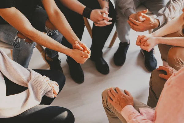 Hoge Hoek Handen Van Moeilijke Jongeren Met Problemen Tijdens Therapie — Stockfoto