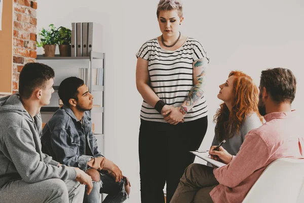 Chica Rebelde Con Tatuajes Hablando Problemas Durante Reunión Para Adolescentes — Foto de Stock