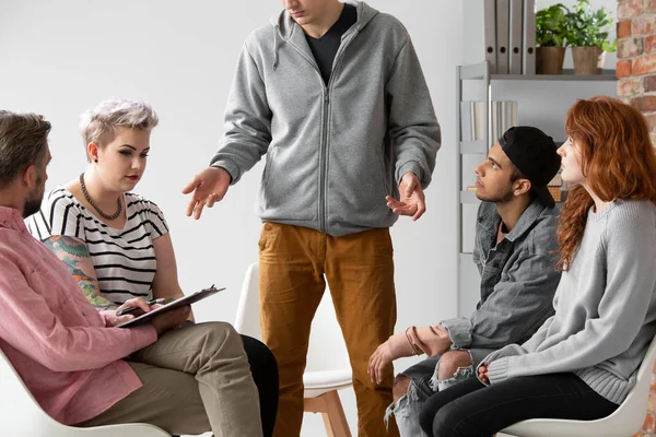 Man Met Opstandige Jongeren Met Problemen Praten Tijdens Therapie Met — Stockfoto