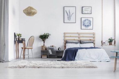 Hasır avize yatak ve şık gri komidin ile parlak İskandinav yatak odası iç tavan altında