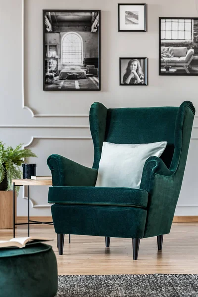 Travesseiro Poltrona Verde Esmeralda Elegante Sala Estar Interior Com Cartazes — Fotografia de Stock