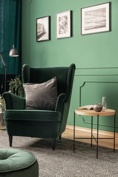 Grijs Kussen Emerald Groen Fauteuil Groene Woonkamer Interieur Met Posters — Stockfoto