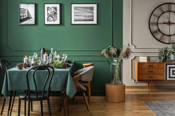Garrafa Moda Sala Jantar Verde Com Mesa Definida Para Jantar — Fotografia de Stock