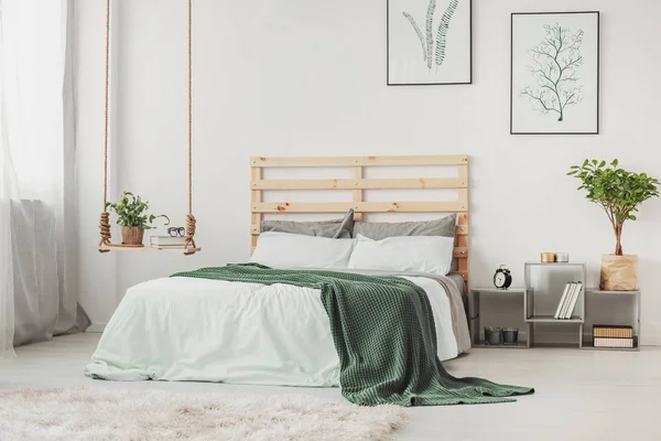 Interno Della Camera Letto Scandinavo Con Comodo Letto Grigio Bianco — Foto Stock