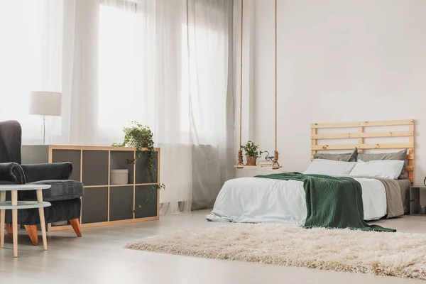 Comfortabele Witte Tapijt Vloer Van Elegante Slaapkamer Met Dubbel Bed — Stockfoto