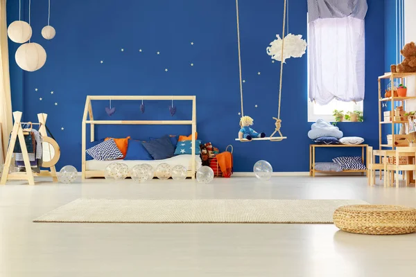 Interior Brilhante Quarto Criança Com Parede Azul Com Estrelas Douradas — Fotografia de Stock