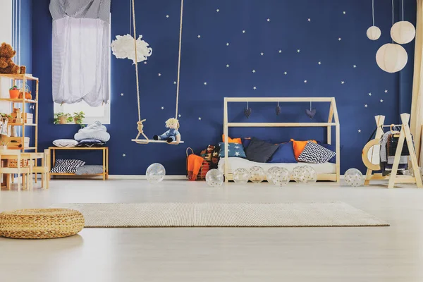 Pared Azul Con Estrellas Doradas Elegante Habitación Infantil Escandinava Con —  Fotos de Stock