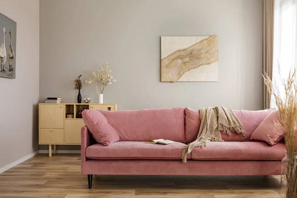 Manta Beige Sofá Rosa Interior Luminoso Salón Con Muebles Madera — Foto de Stock