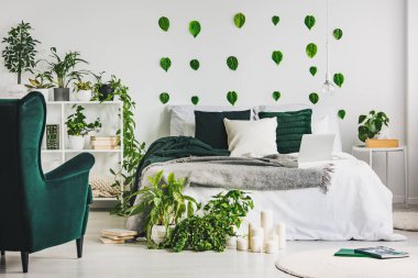 Rahat zümrüt yeşil ve beyaz yatak odası iç king size Yataklı kentsel ormanda
