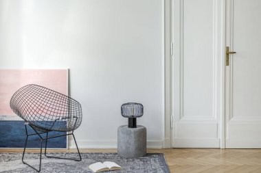 Endüstriyel sandalye, lamba ve eski Kiralık ev resimde geniş oda