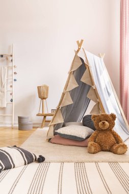 Peluş oyuncak çocuğun odası iç halı ve desenli yastıklar ile çadırda önünde. Gerçek fotoğraf