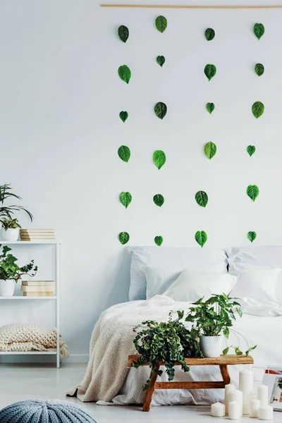 Grüne Blätter Weißer Wand Des Trendigen Schlafzimmers Mit Gemütlichem Bett — Stockfoto