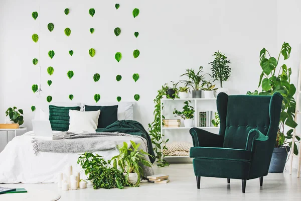 Emerald Groen Comfortabele Fauteuil Stijlvolle Slaapkamer Interieur Met Stedelijke Jungle — Stockfoto