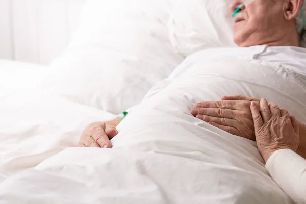 Senior Mann Mit Unheilbarer Krankheit Liegt Krankenhausbett Hilft Und Auf — Stockfoto
