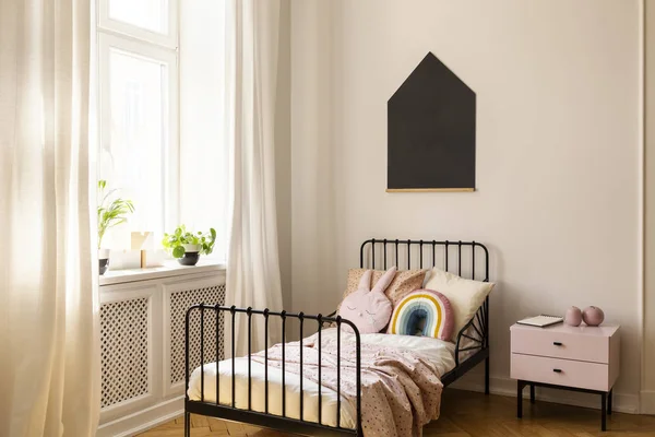 Kast Naast Bed Lichte Slaapkamer Interieur Met Zwarte Poster Planten — Stockfoto