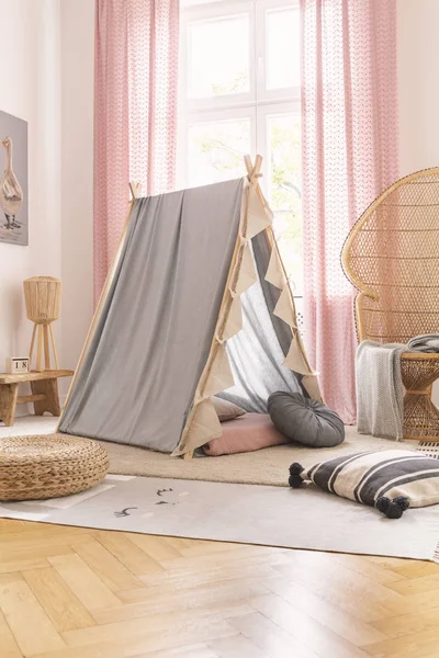 Tenda Cinza Cadeira Vime Quarto Criança Interior Foto Real — Fotografia de Stock