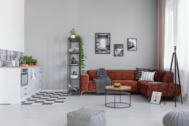 Gri açık plan oturma odası ve mutfak iç kahverengi kadife köşe kanepe ve beyaz dolapları ile