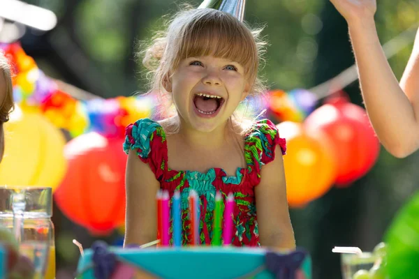 Linda Colegiala Con Gran Sonrisa Feliz Durante Fiesta Cumpleaños Aire — Foto de Stock