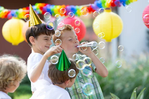 Chicos Celebrando Cumpleaños Amigo Durante Fiesta Jardín — Foto de Stock