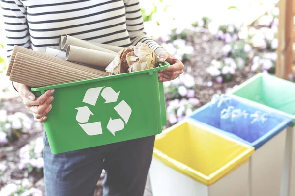 Mujer Sosteniendo Una Cesta Reciclaje Verde Llena Papel — Foto de Stock