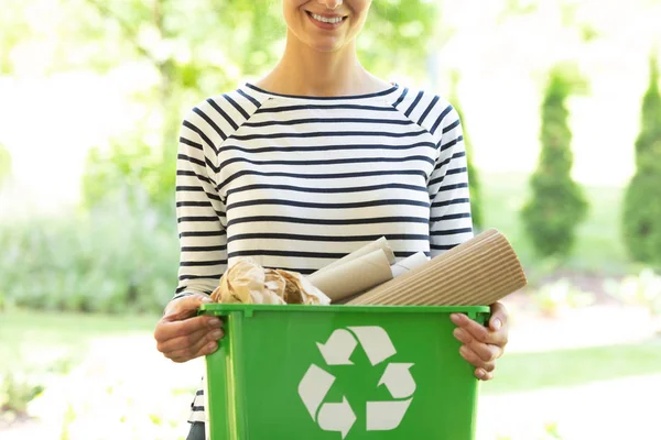 Scatola Verde Con Cartello Riciclo Pieno Carta Tenuta Una Donna — Foto Stock