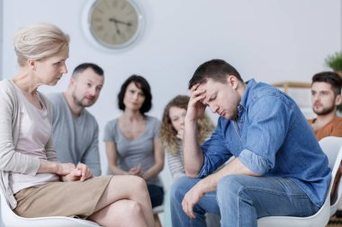 Grup psikoterapi ile terapist sırasında ruhsal bozukluk olan adam